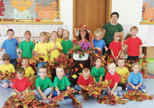pamiątkowa fotografia pani jesień z dziećmi